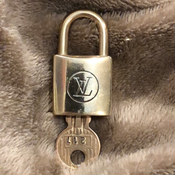 Vintage LV Louis Vuitton Padlock Lock & Key 217 - Picture 14 of 15